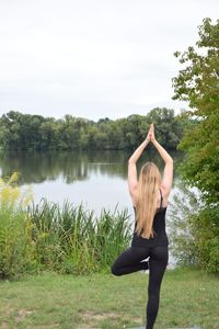 Christina liebt Yoga Baum